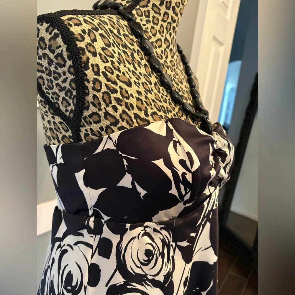 White House Black Market Black and White Rose Print Strapless Top NWT!! - Picture 10 of 11